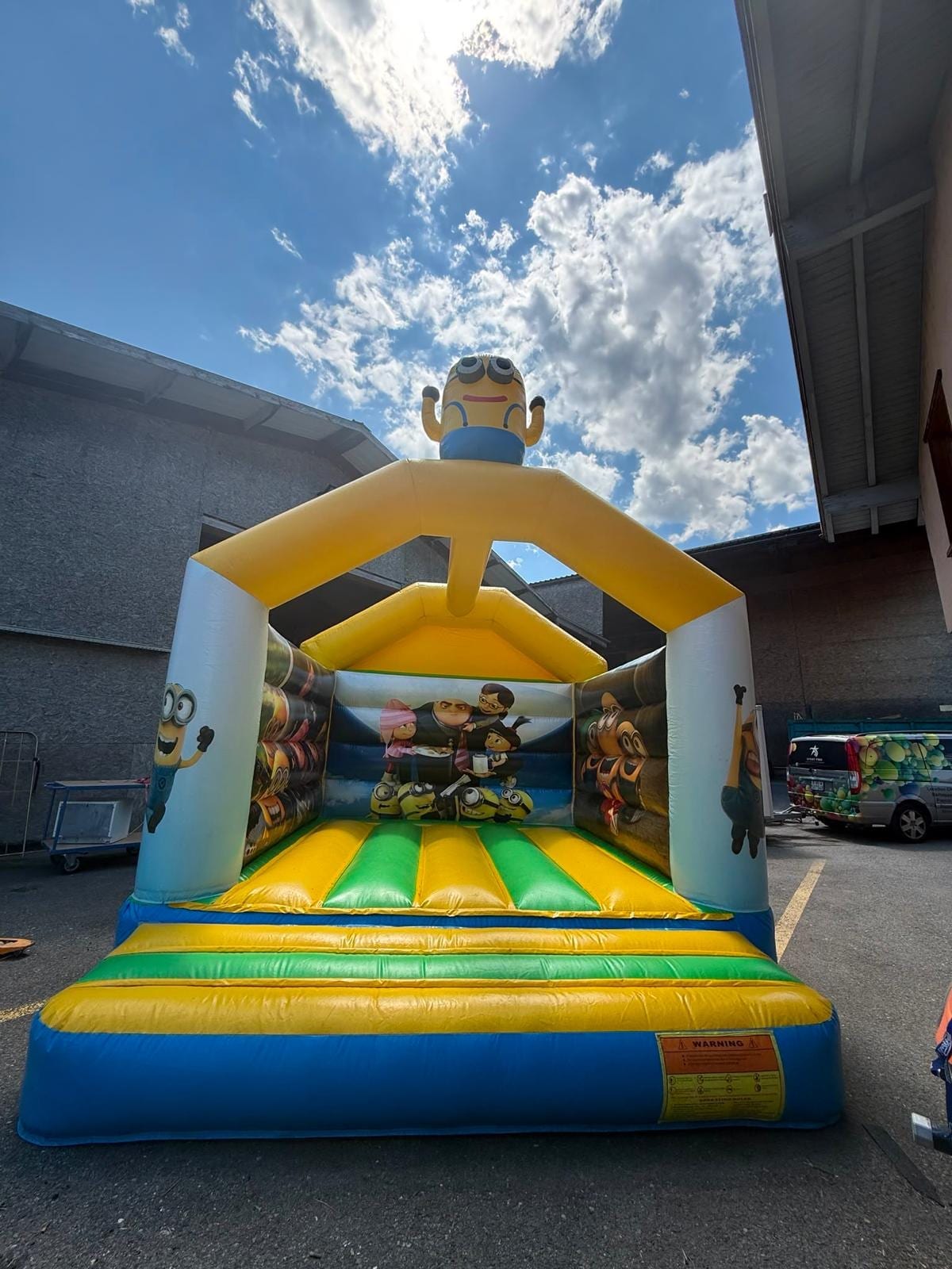 Château gonflable Minions installé et prêt à accueillir les enfants